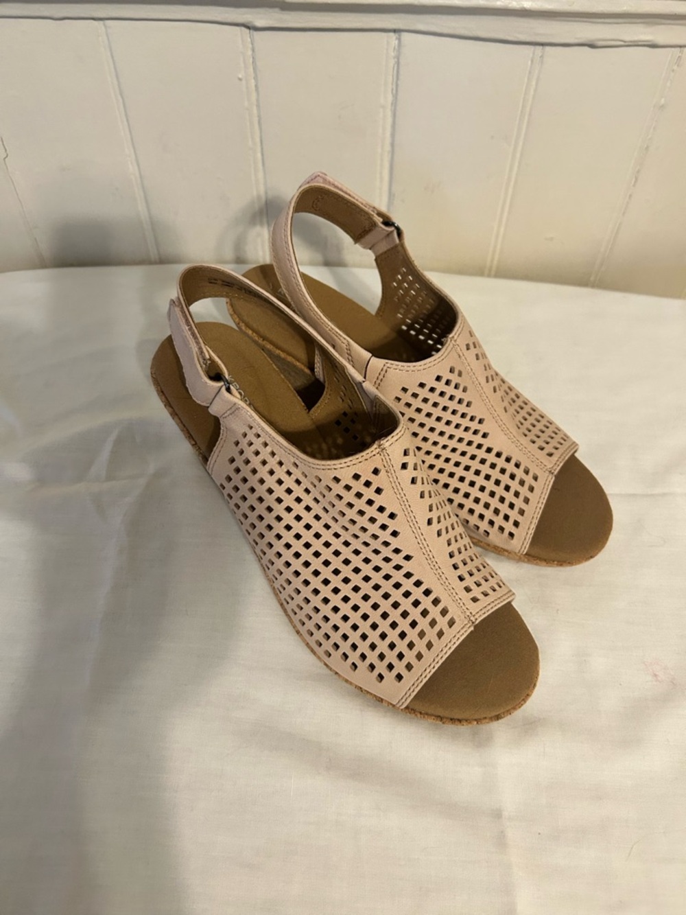 NWT Rockport Briah Perforated Slingback Wedge Sandals/Beige/8